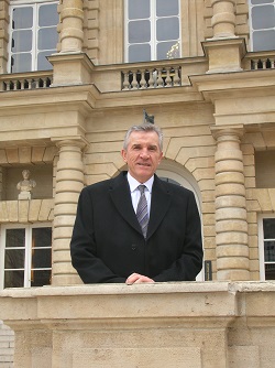 Pierre Camani devant le Sénat lorsqu'il était sénateur