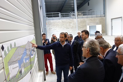 Yann Maus présentant les plans de l'usine Vegecroc