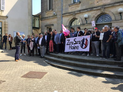 A midi, devant l'hôtel de ville de Saint-André-de-Cubzac, plus de 120 personnes se sont réunis pour lutter contre l'extrême droite.