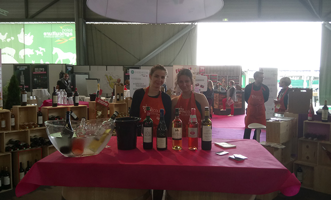 Lucie (à gauche) et Xéna (à droite) présentent les produits de leur lycée viticole