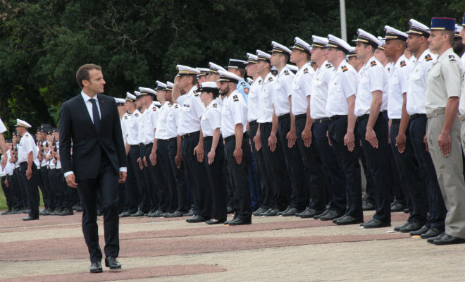 Emmanuel Macron a passé les troupes en revue sur la place d'Armes de la base
