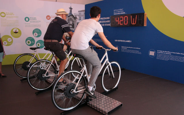 Un stand vélo permet de produire l’électricité qui alimente les lampes de la salle 