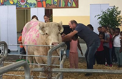 Michel Caillé, président de La Ferme s'invite, a demandé aux enfants de laisser leur empreinte sur sa vache