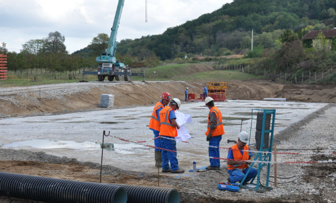 A Castelnaud, les ouvriers ont coulé une dalle de pré fabrication et de rippage pour le pont ferroviaire des Milandes