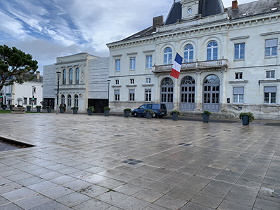 Le théâtre Blossac est situé au coeur de la ville de Châtellerault à côté de la Mairie.