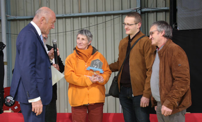 Alain Rousset remettant le 1er Prix du concours agricoles de Capr'Inov pour les produits laitiers transformés à une exploitation de Vendée