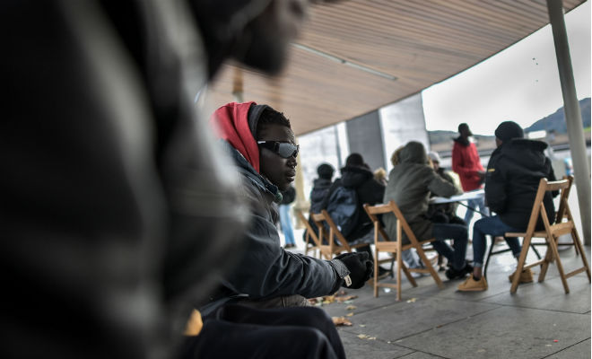 Sur la place de la mairie d'Irun, les migrants attendent le bon moment pour passer la frontière