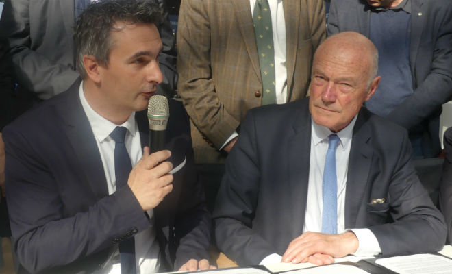 Guillaume Choisy, directeur de l'Agence de l'eau Adour Garonne signe une convention avec Alain Rousset pour sortir des pesticides