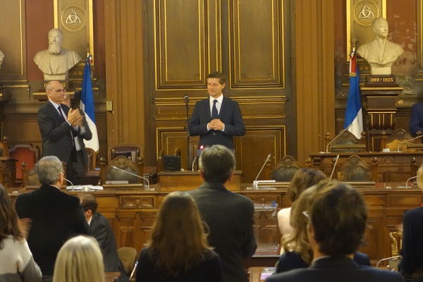 Nicolas Florian ovationné à l'issue de son discours inaugural