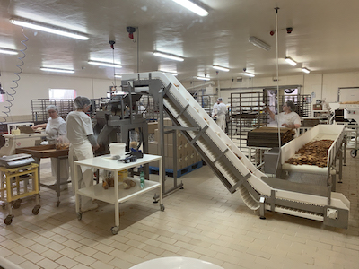 Une vingtaine de salariés travaille à la biscuiterie de Lencloître. Chaque une à trois tonnes de biscuits sont produites. 