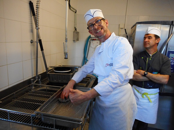 Cuisinier du lycée Toulouse Lautrec à Bordeaux utilisant les nouveaux bacs