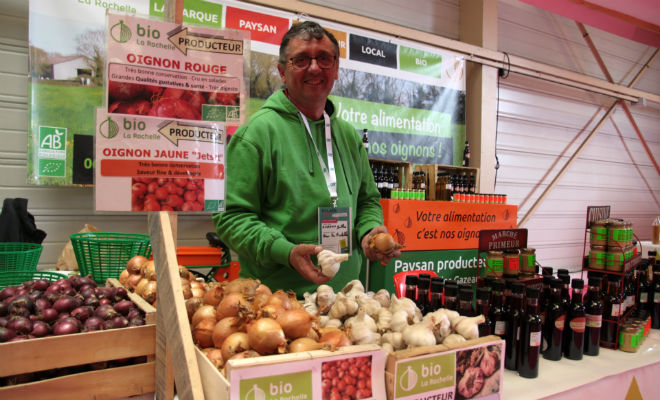 Gilles Gazeau cultive des oignons et de l'aïl à La Clavette près de La Rochelle