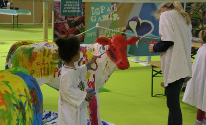 Dans le hall pour les enfants, plusieurs activités ludiques comme la peinture sur vaches - une autre façon de découvrir les animaux de la ferme