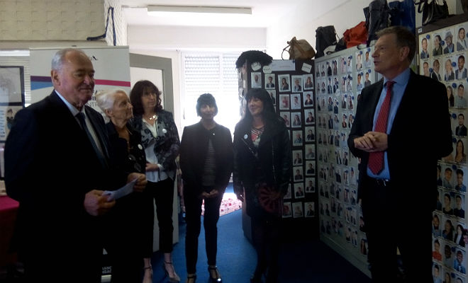 Jean-Jacques Lasserre et le préfet des P-A, Eric Spitz, en visite dans les locaux de l'association La Cravate Solidaire à Pau