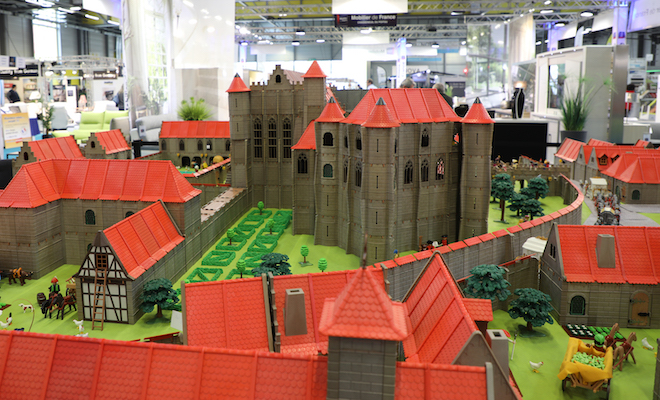 Les initiés reconnaîtront la tour Maubergeon et le palais des Ducs de Poitiers reproduits en Playmobil