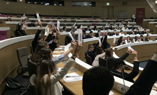 Les eurodéputés votant chaque amendement à main levée.