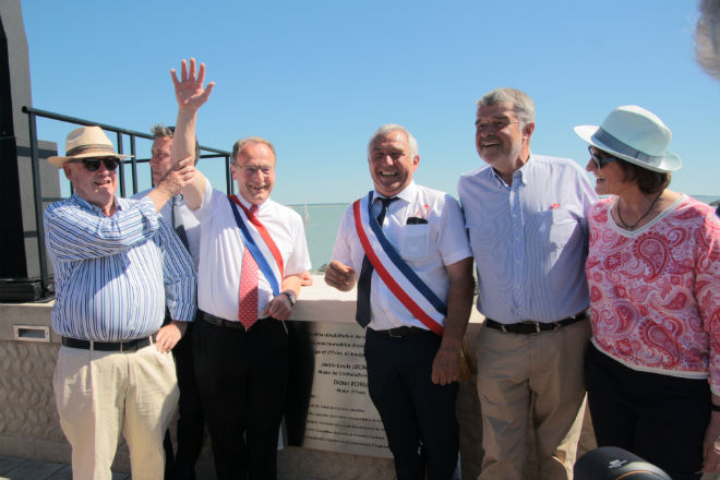 Lors de l'inauguration du village des Boucholeurs, le 1er juin, en présence des élus et représentants de l'Etat, avec la plaque commémorative au centre: (de gauche à droite) le président du Département D.Busseau, le préfet F.Rigoulet-Roze, le maire de Cha