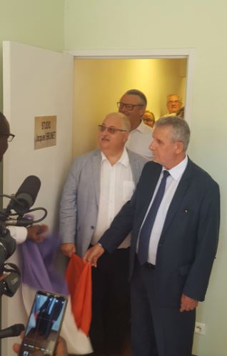 Alain David député et Jean-François Egron maire de Cenon découvre la plaque