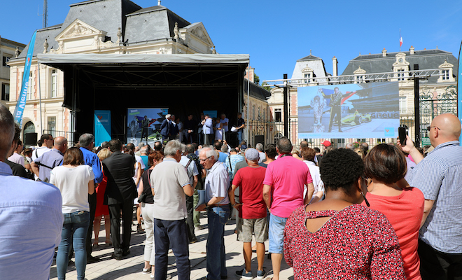 Environ 500 personnes sont venues féliciter et applaudir la performance du pilote montmorillonnais Simon Pagenaud à Poitiers ce jeudi 8 août