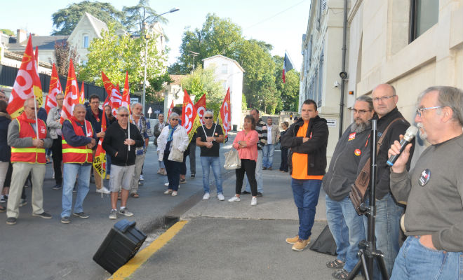 Devant la préfecture, une cinquantaine de salariés étaient présents  soutenus par les syndicats
