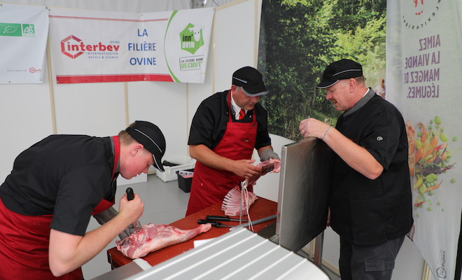 C'est la première qu'était organisé un concours de découpe de viande d'agneau durant le salon Tech Ovin