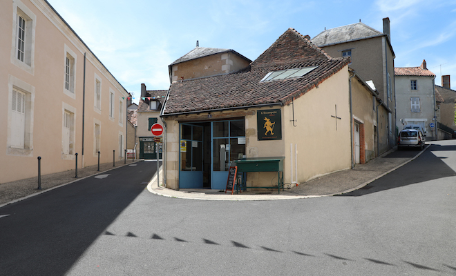 Le bureau-boutique se situe rue Bernard-Harent à Montmorillon dans la Vienne. Sur la devanture le lièvre qui représente le logo de L'Escampette