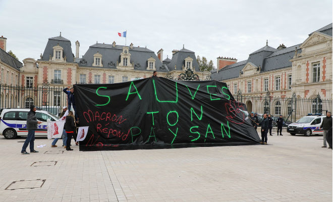  Les agriculteurs FNSEA 86 et JA 86 ont brandi une banderoles sur le parvis de la préfecture de Poitiers. 