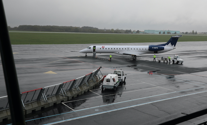 Embarquement imminent pour cet avion affrété par la compagnie Chalair qui relie Poitiers à Lyon. Cette ligne sera maintenue par le nouveau délégataire.
