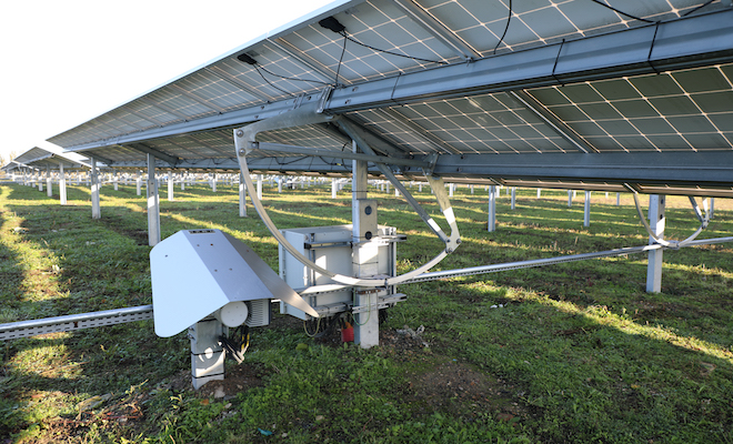 Ce système de moteur relié à une crémaillère permet aux panneaux photovoltaïques de suivre le parcours du soleil au fil de la journée.