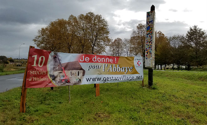 Une des deux banderoles installées au bord de la route de Soule pour informer de la campagne de dons en cours au profit de l'Eglise de Gestas