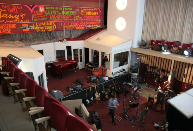 La salle de cinema a été aménagée en studios d'enregistrement