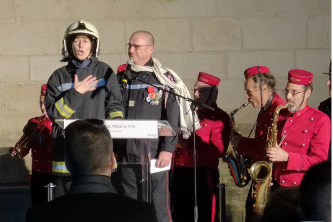 Une cantatrice de la Cie Symphonia a rendu hommage aux pompiers avec  un air de Carmen