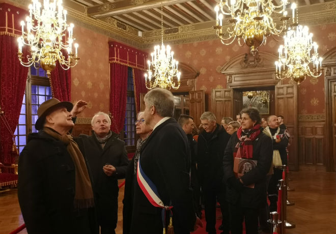 Philippe Villeneuve fait visiter les lieux aux élus