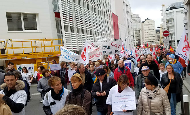 Convergence des luttes au sein de la manifestation paloise où de nombreux salariés de l'hôpital de Pau participaient à la manifestation de ce 17 décembre 2019