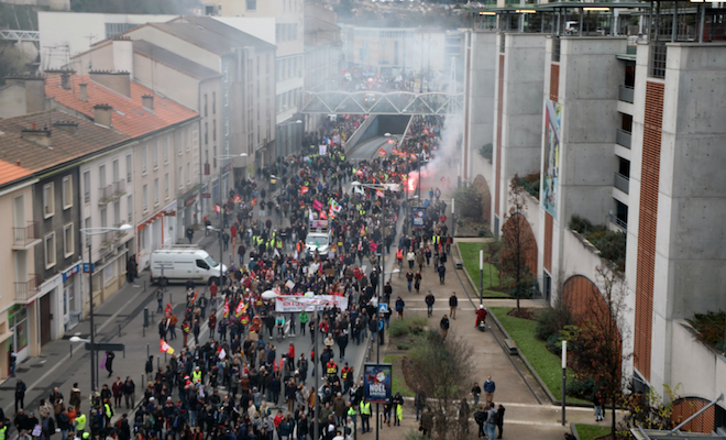 Le cortège est passé par le quartier de la gare. Plus de 8 000 manifestants à Poitiers contre la réforme des retraites ce mardi 17 décembre. 