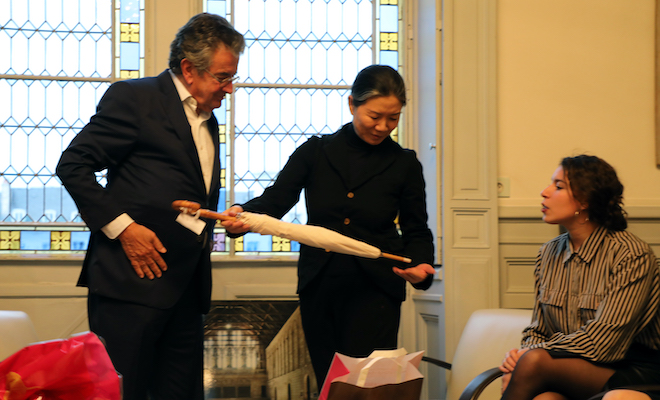 En plus de la médaille, Kimsooja a eu en cadeau un parapluie blanc de la fabrique située Grand'rue à Poitiers. Un accessoire qui pourrait l'inspirer pour une oeuvre future ?
