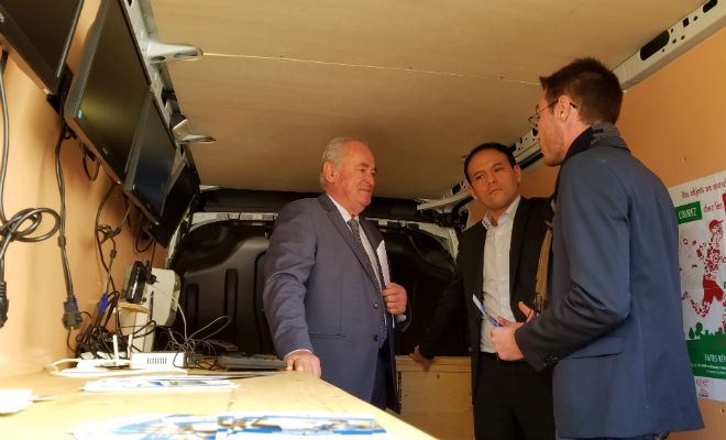 le secrétaire d'Etat au numérique visite le fourgon connecté au côté de Jean-Jacques Lasserre le Président du département
