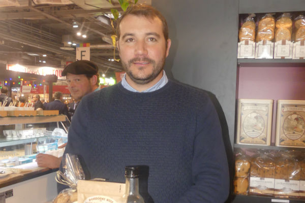 Laurent Charbonnel exploitant et producteur de noix 