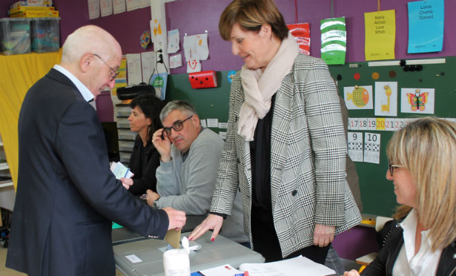 Jean-René Etchegaray, maire sortant de Bayonne et son adjointe Sylvie Durruty Présidente du bureau de vote. 15 mars 202