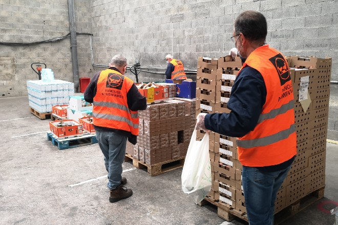 Depuis le confinement, les bénévoles de Périgny préparent directement des sacs individuels avec des produits de base pour la consommation d’une personne sur plusieurs jours. 
