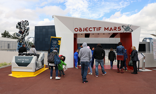 Objectif Mars, la nouvelle attraction du Futuroscope a été inaugurée ce samedi 13 juin. C'est le premier roller coaster familial du parc.