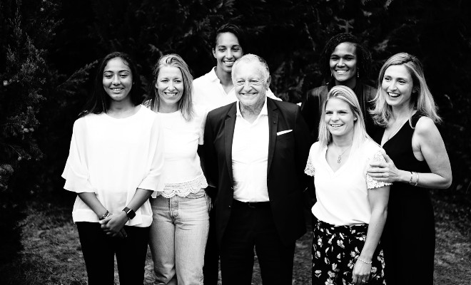 Jean-Michel Aulas et les filles de l'équipe féminine de l'OL