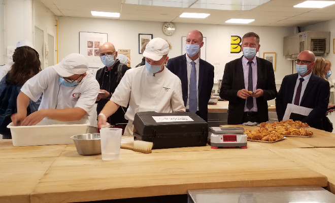 A l'Université des Métiers de Pau, visite d'un atelier boulangerie par le préfet des Pyrénées-Atlantiques Eric Spitz accompagné de Gérard Gomez, président de la CMA 64