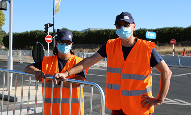 Carole Dulin et Gérard Léaud, agents de la ville de Poitiers, ont sécurisé le parcours du Tour de France. 