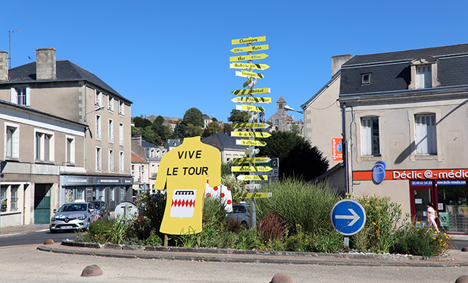 A l'entrée du centre-ville de Chauvigny, un totem indiquant les directions des autres villes arrivée ou départ du Tour de France 2020