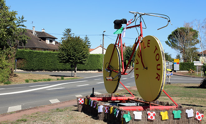 Lorsqu'on arrive de Poitiers, un vélo géant nous accueille à l'entrée de Chauvigny