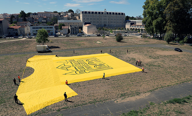 40 mètres de long et 33 de large. Ce sont les dimensio de ce maillot jaune géant disposé par le service espaces verts de Poitiers au Pré-de-l'Abbesse 