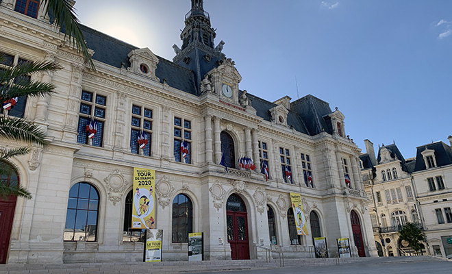 L'hôtel de ville de Poitiers affiche en grand le passage du Tour de France