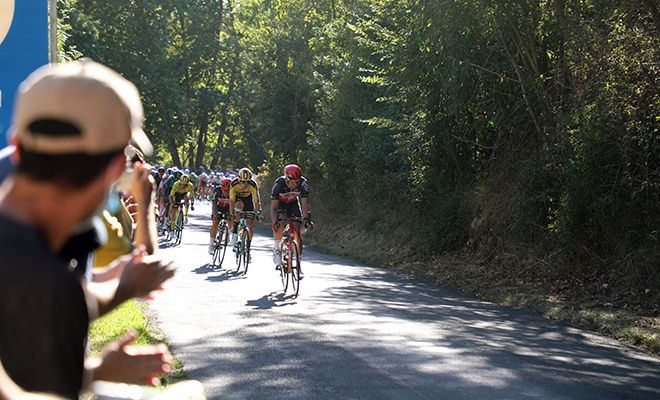 Route de la Casette. Une route pas très large reliant Biard à Poitiers. Il reste moins de 10 kilomètres aux coureurs avant l'arrivée. Ça sent le sprint...