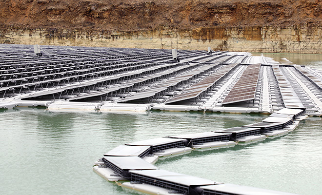 Un peu moins de 8 000 panneaux photovoltaïques sont installés sur les 4,5 hectares du plan d'eau des Groillons à Saint-Maurice-la-Clouère dans la Vienne 